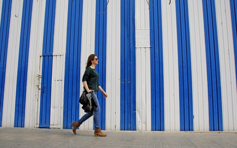 Čtyři outfity, v nichž hrají hlavní roli hnědé kotníkové boty