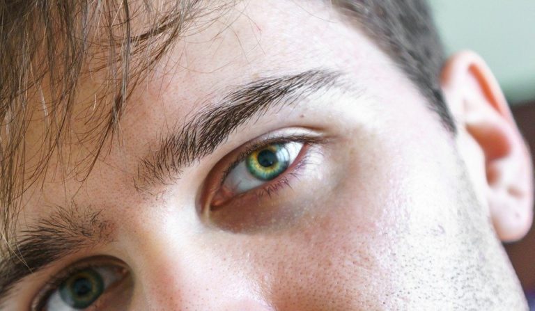 Jsou vaše oči v pořádku? Všímejte si příznaků