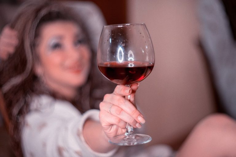 Co může způsobit závislost na alkoholu?