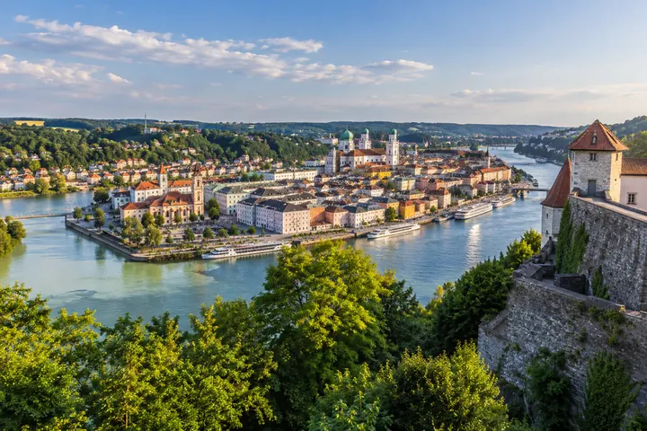 Pohled na řeky a historické centrum Pasova.