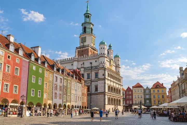 Renesanční radnice na historickém náměstí.