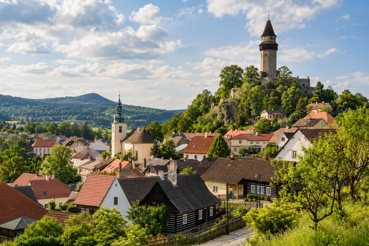 Štramberská Trúba nad domy a zelenými kopci.