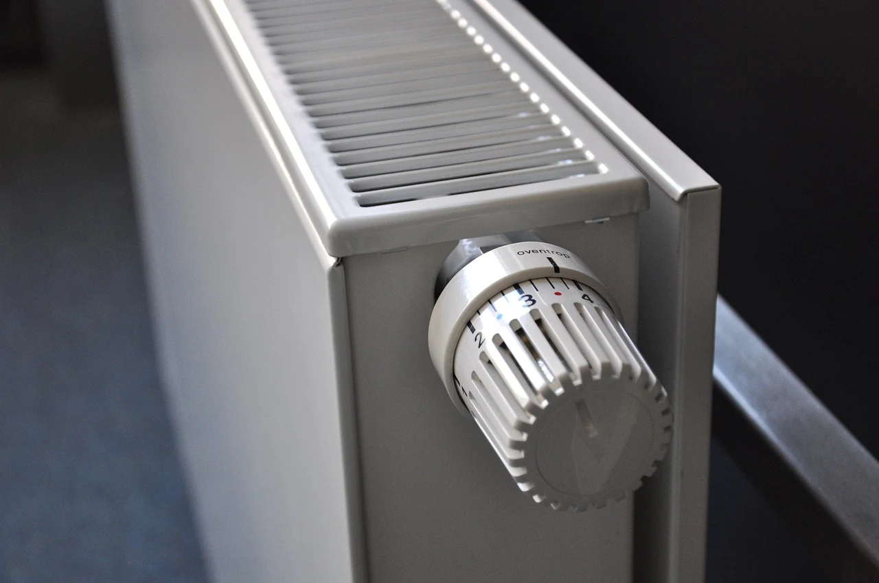 Horní mřížka deskového radiátoru s termostatickou hlavicí