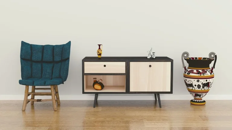 Obývací prostor s křeslem a nízkou skříňkou na dřevěné podlaze