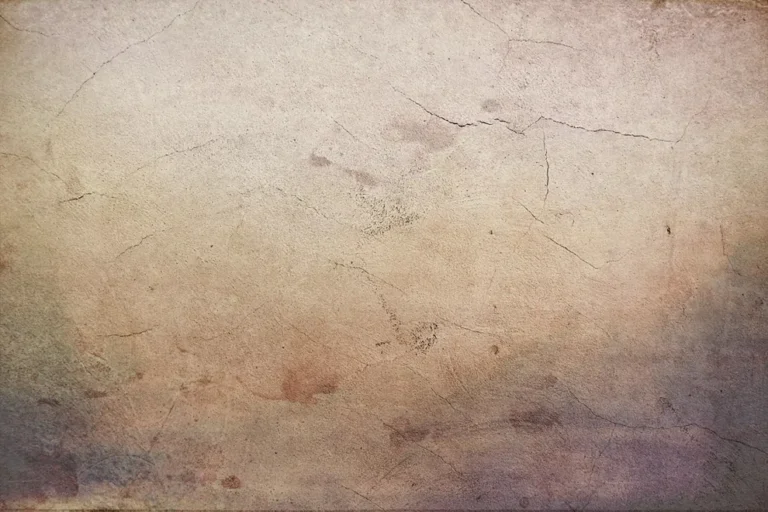 Detail světlé omítky s jemnými prasklinami